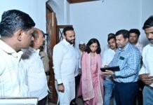 जिल्हा परिषदेच्या बैठक हॉलची ग्रामविकास मंत्री यांनी केली पाहणी