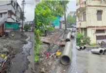 शुक्रवार पेठेतील गटारावर पडलेले बांधकाम साहित्य अखेर बिल्डरने हटवले.