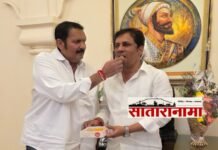 जिल्हा बँकेत बिनविरोध एन्ट्री; काका धुमाळ यांचा छ उदयनराजेंकडून पेढा भरवून सत्कार!